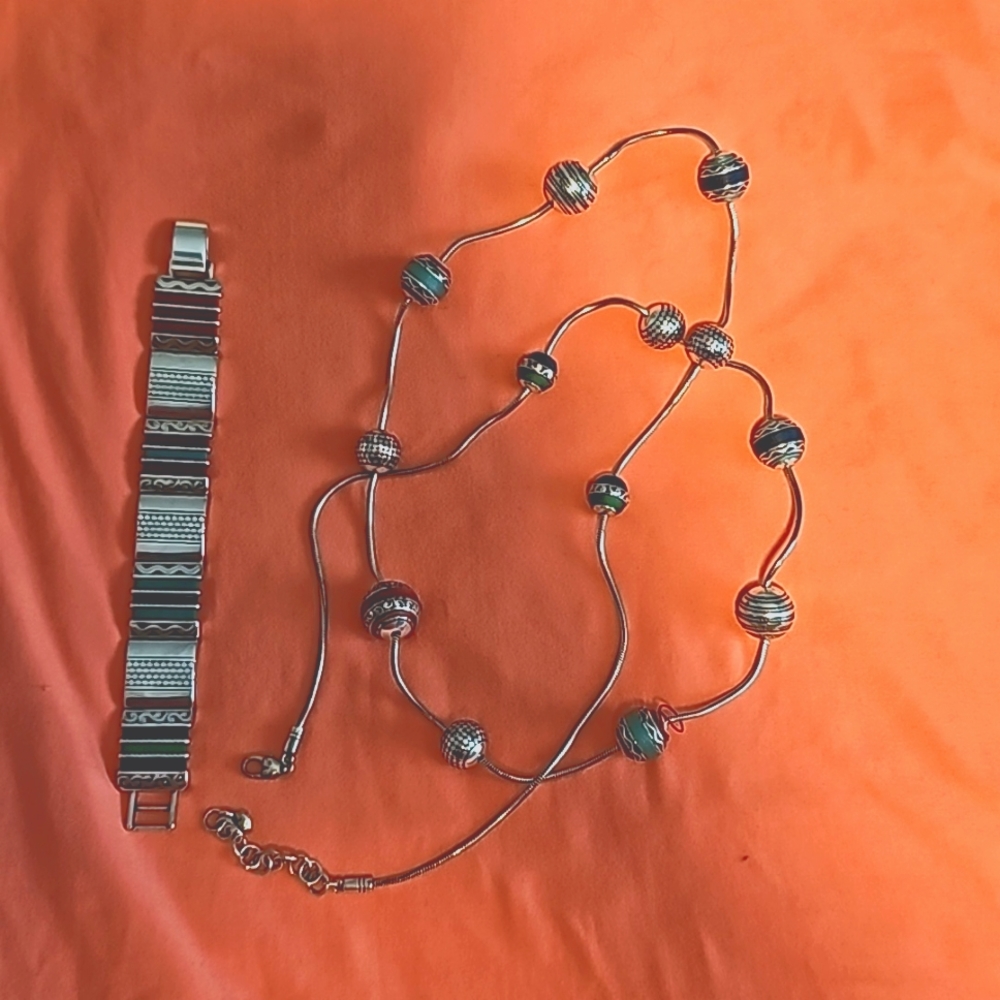 Necklace and bracelet set